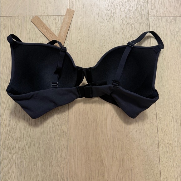 NEW SKIMS Fits Everybody T-Shirt Bra- Onyx (size 32C) - Picture 3 of 4